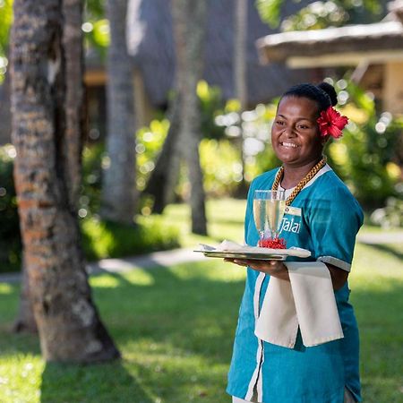 Outrigger Fiji Beach Resort Korotogo Ngoại thất bức ảnh A hotel staff in Mauritius