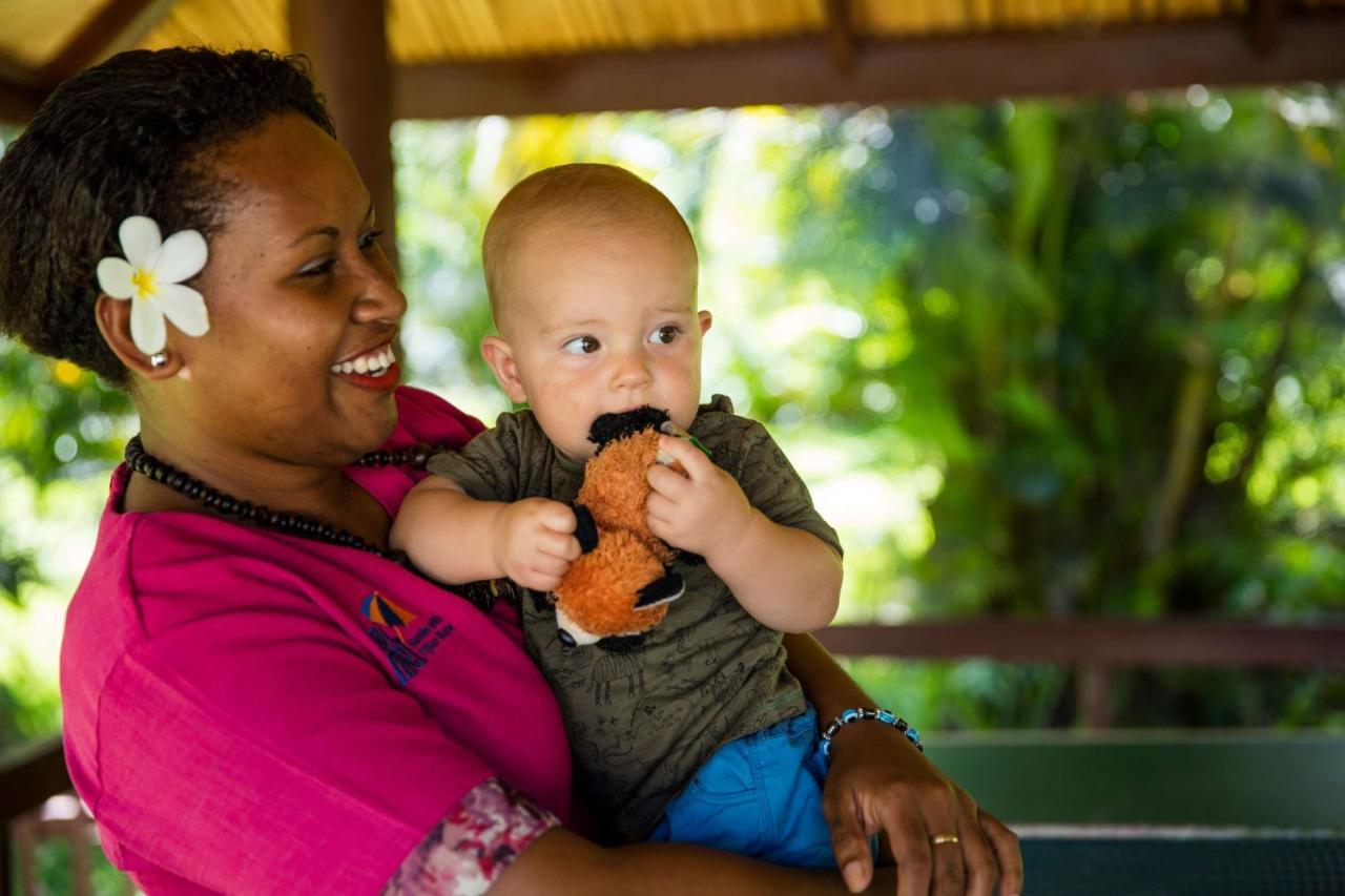 Outrigger Fiji Beach Resort Korotogo Ngoại thất bức ảnh A mother and child in the Marshall Islands