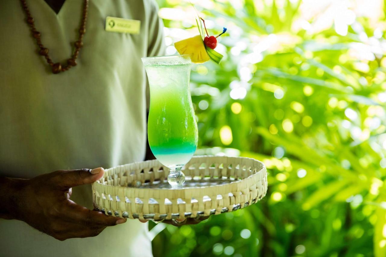 Outrigger Fiji Beach Resort Korotogo Ngoại thất bức ảnh A server holding a tray