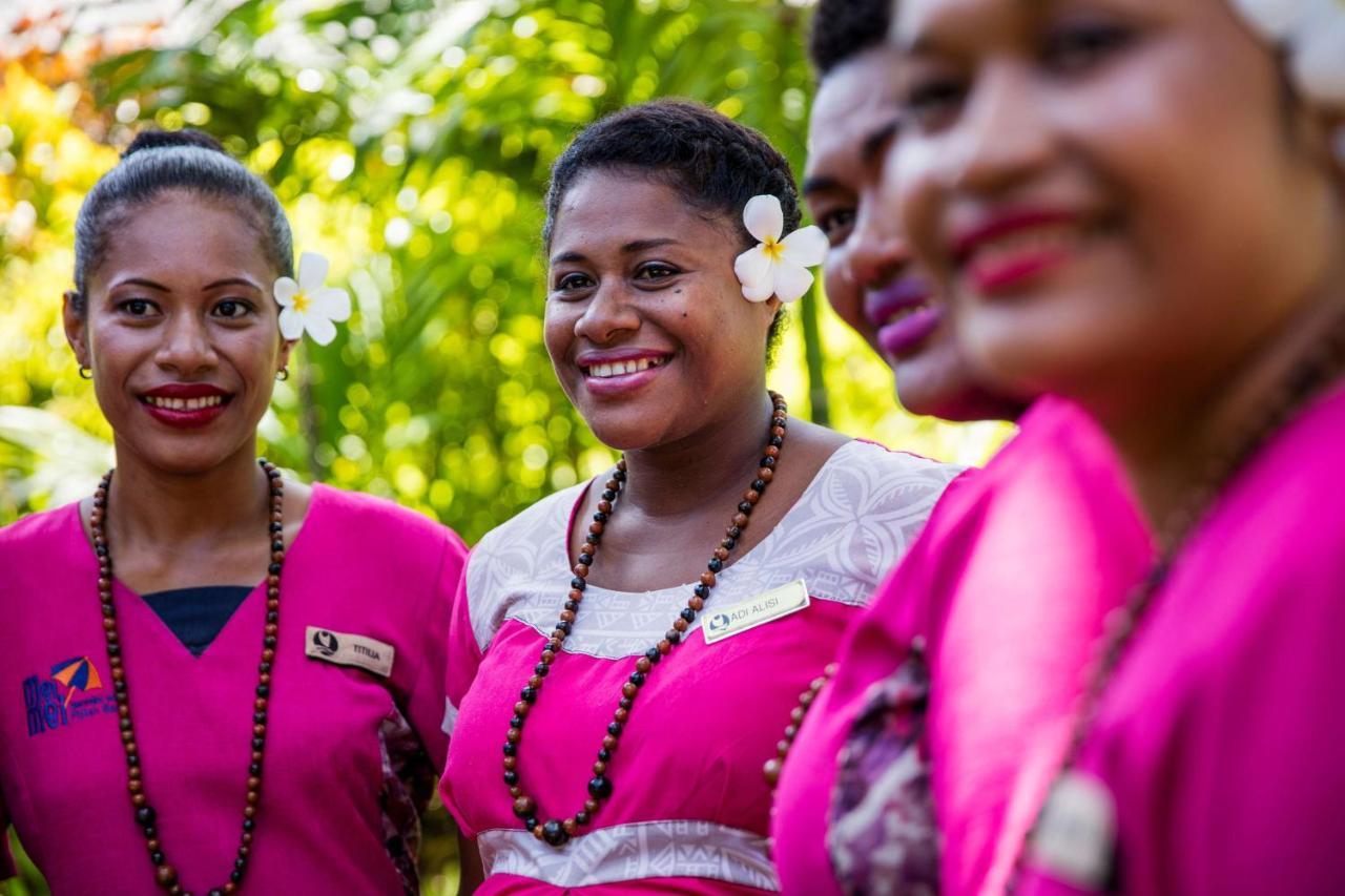 Outrigger Fiji Beach Resort Korotogo Ngoại thất bức ảnh A group of Dominican women