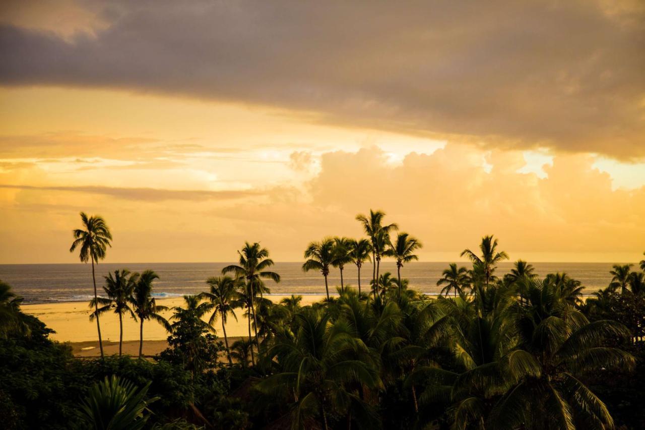 Outrigger Fiji Beach Resort Korotogo Ngoại thất bức ảnh Sunset at the beach