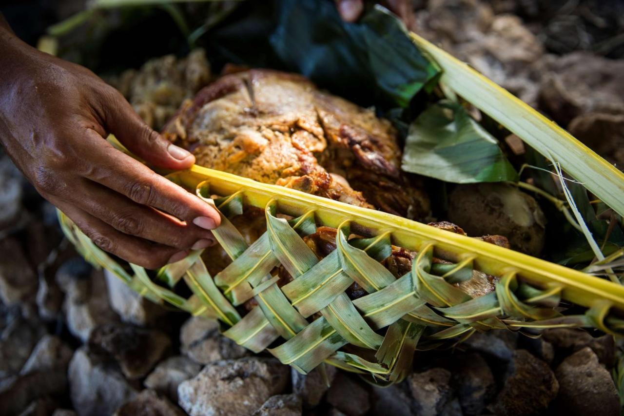 Outrigger Fiji Beach Resort Korotogo Ngoại thất bức ảnh Kava being prepared in Fiji