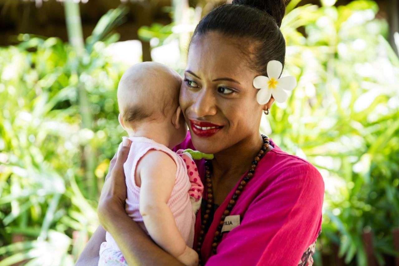 Outrigger Fiji Beach Resort Korotogo Ngoại thất bức ảnh A mother and child in Samoa