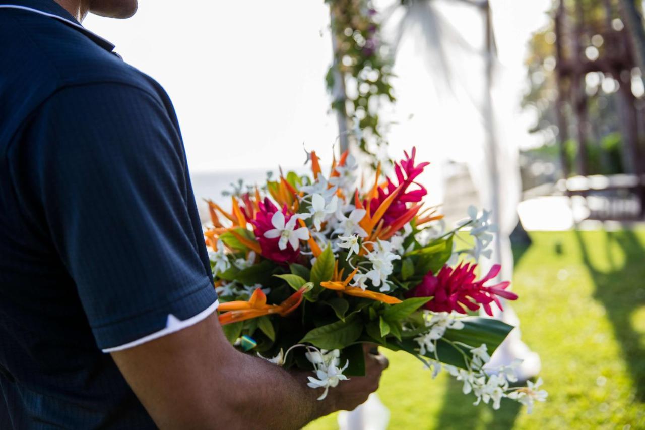 Outrigger Fiji Beach Resort Korotogo Ngoại thất bức ảnh A bouquet of tropical flowers