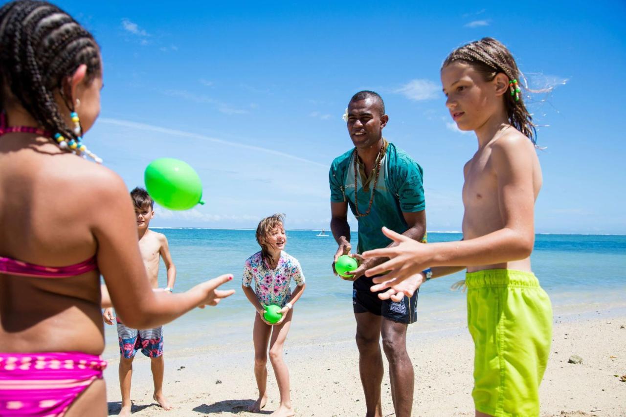 Outrigger Fiji Beach Resort Korotogo Ngoại thất bức ảnh Children playing with beach balls