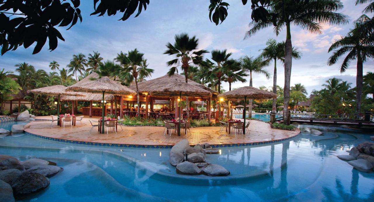 Outrigger Fiji Beach Resort Korotogo Ngoại thất bức ảnh The pool at the Sheraton Resort