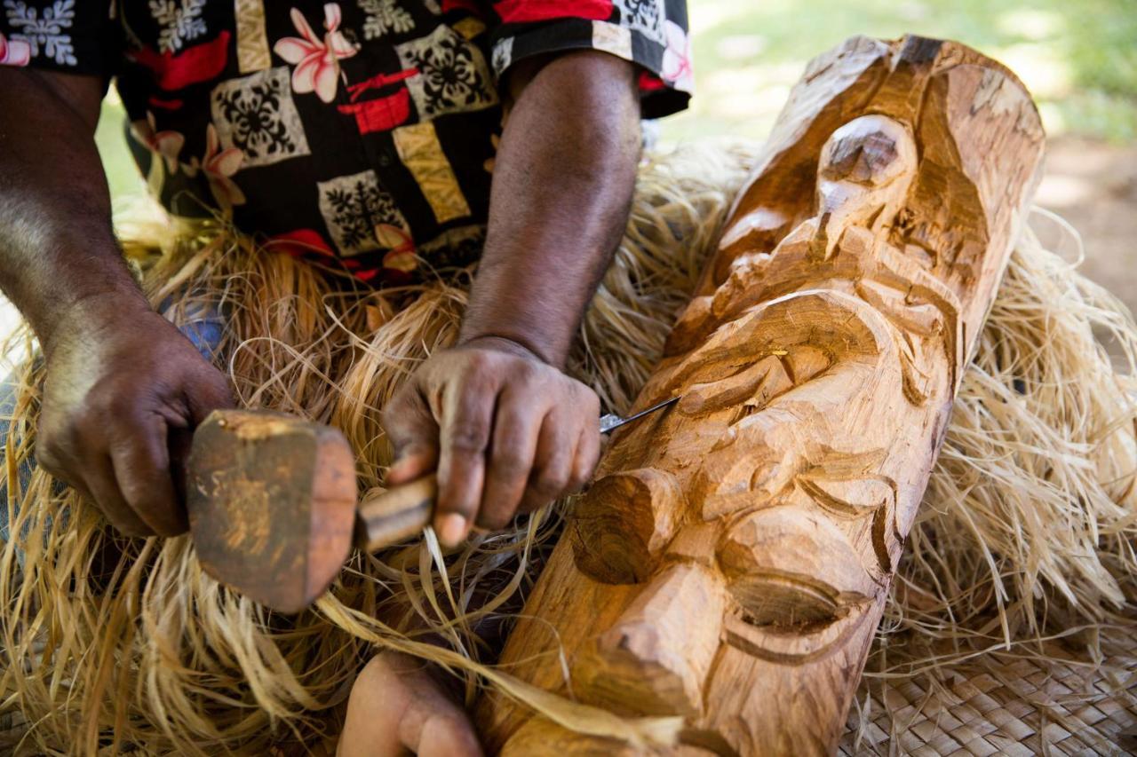 Outrigger Fiji Beach Resort Korotogo Ngoại thất bức ảnh A man carving a mask in the Solomon Islands