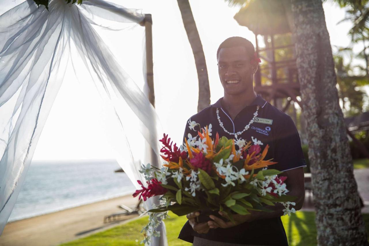 Outrigger Fiji Beach Resort Korotogo Ngoại thất bức ảnh A staff member at the Four Seasons Resort Maldives at the Landaa Giraavaru