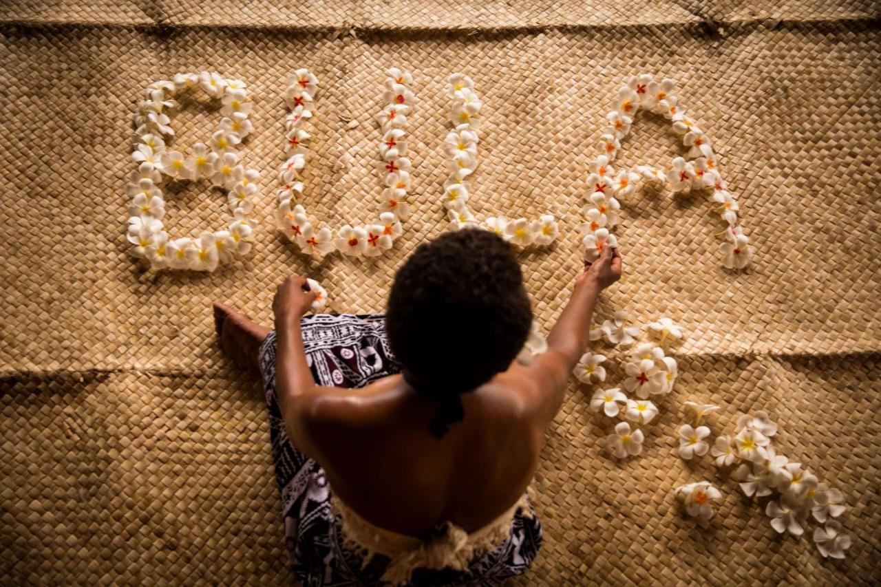 Outrigger Fiji Beach Resort Korotogo Ngoại thất bức ảnh A Samoan woman weaving a tapa