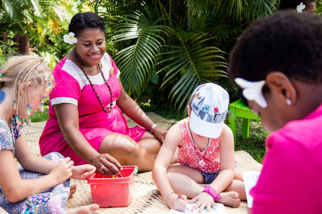 Outrigger Fiji Beach Resort Korotogo Ngoại thất bức ảnh A woman from the Seychelles with children