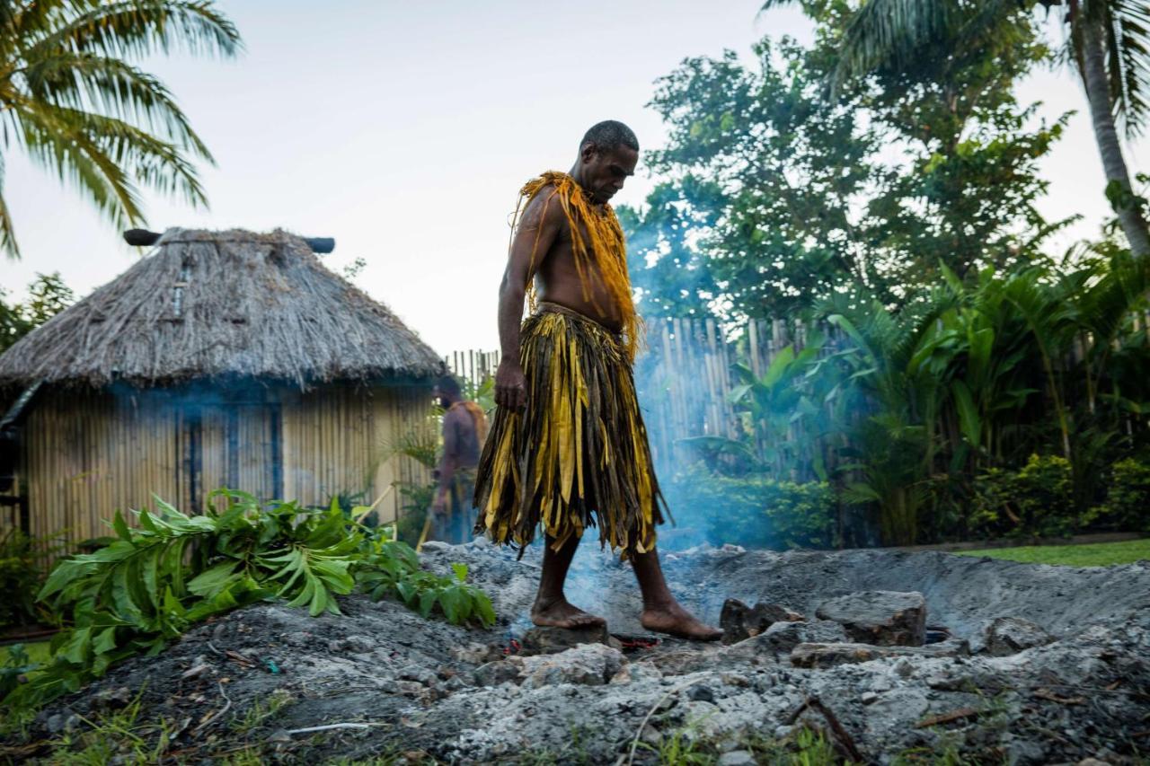Outrigger Fiji Beach Resort Korotogo Ngoại thất bức ảnh A man from the village of Malu'a Satu, on the island of American Samoa