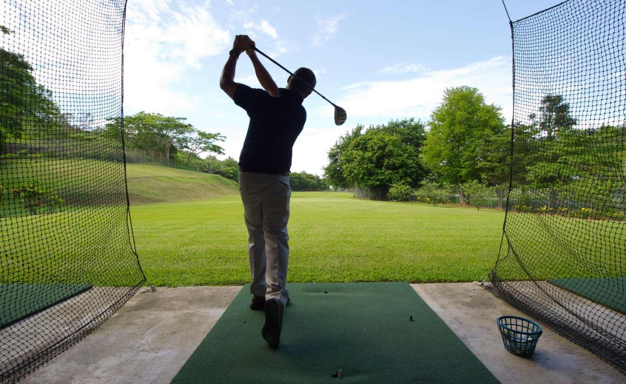 Outrigger Fiji Beach Resort Korotogo Ngoại thất bức ảnh A golfer practicing at a driving range