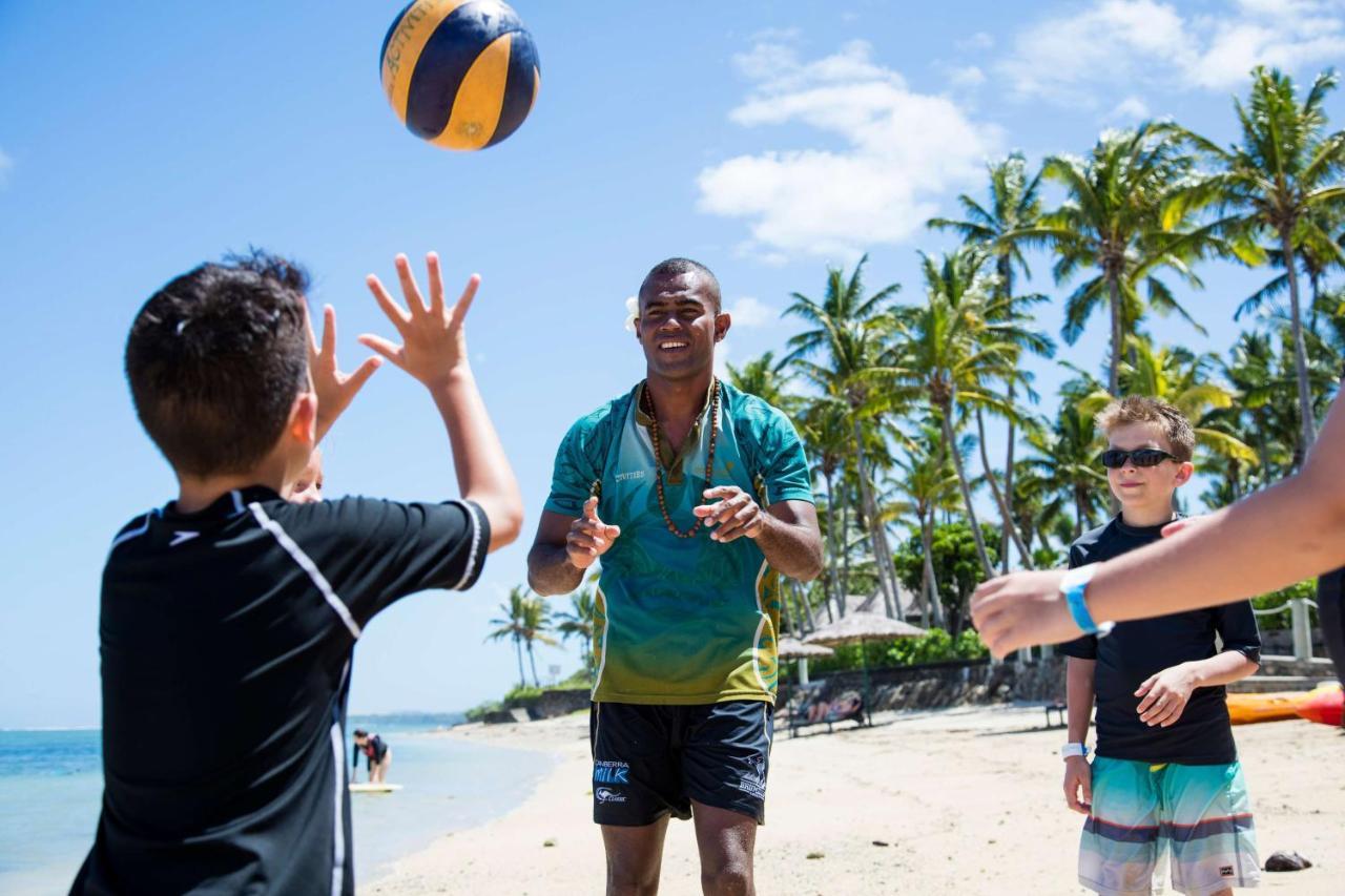 Outrigger Fiji Beach Resort Korotogo Ngoại thất bức ảnh Children playing beach volleyball