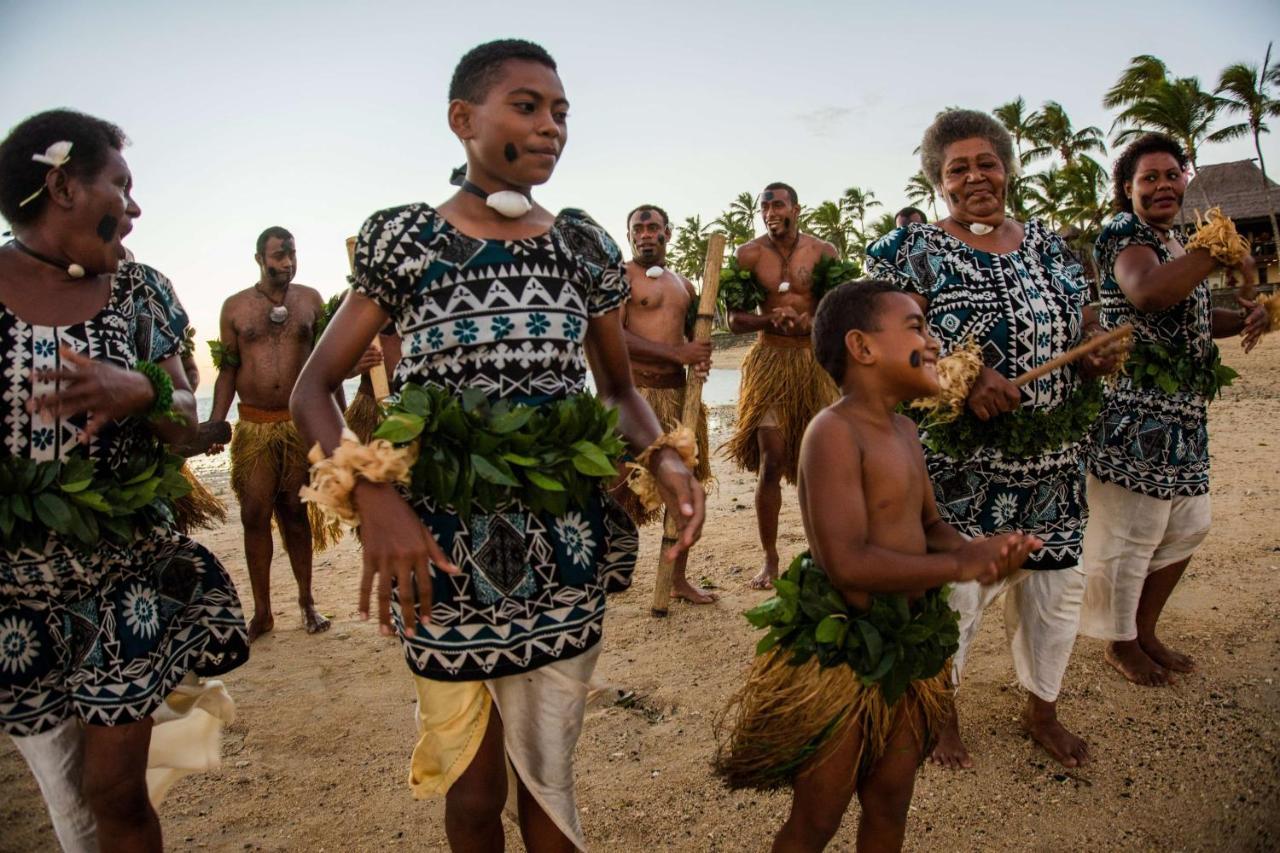 Outrigger Fiji Beach Resort Korotogo Ngoại thất bức ảnh Tuvaluan dancers