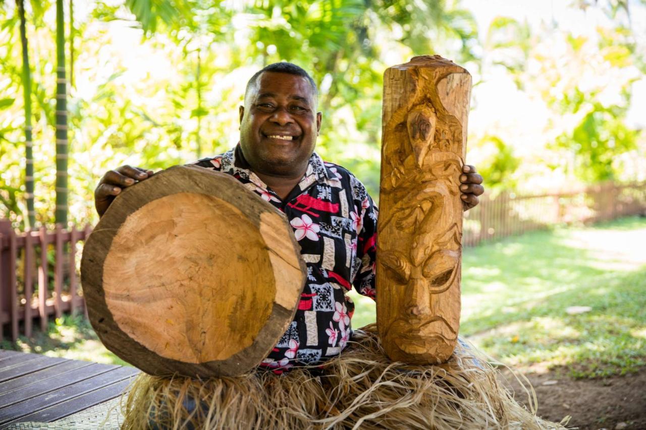Outrigger Fiji Beach Resort Korotogo Ngoại thất bức ảnh A man from the Solomon Islands with a drum and a carved post
