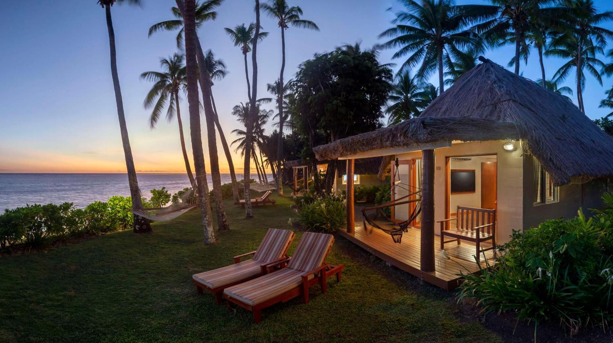 Outrigger Fiji Beach Resort Korotogo Ngoại thất bức ảnh Sunset at the Beachfront Villas