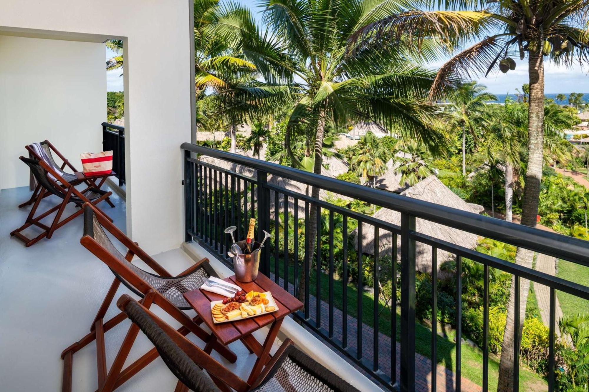 Outrigger Fiji Beach Resort Korotogo Ngoại thất bức ảnh A balcony