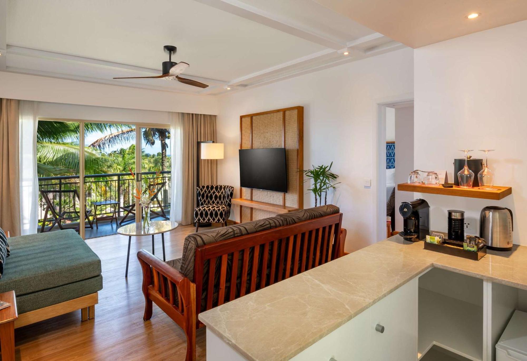 Outrigger Fiji Beach Resort Korotogo Ngoại thất bức ảnh A suite at the Hilton Maldives